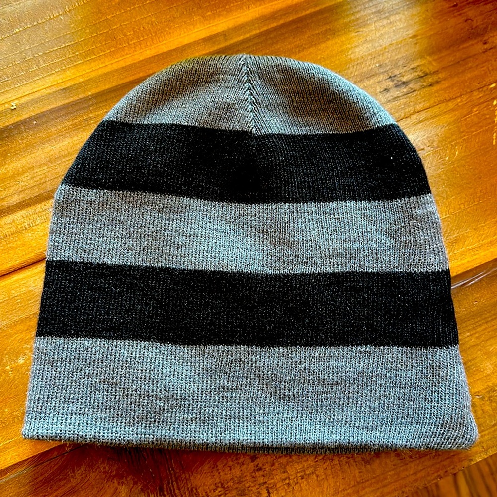 Striped grey men’s beanie, One-size. Perfect winter accessory!